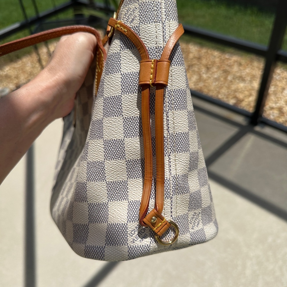 Authenticated Louis Vuitton White and Blue Damier NEVERFULL PM TOTE - Picture 5 of 13